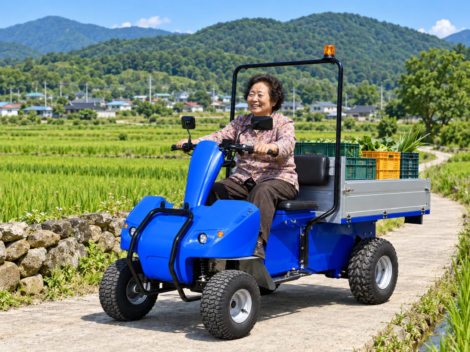 짐을 싣고 논 사이 농로를 달리는 파밍보이